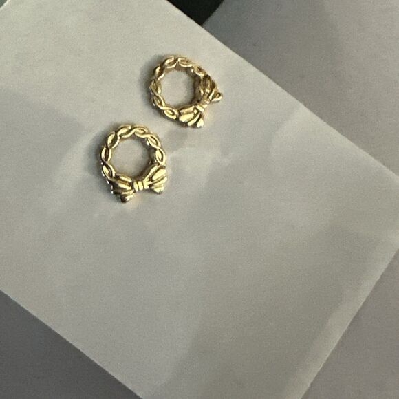 Vintage 1982 Avon Wreath Tiny Lightweight Gold Tone Christmas Pierced Earrings - Picture 2 of 7